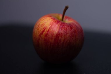 Siyah arka planda bir kırmızı taze elma. Sağlıklı meyve ve kahvaltı