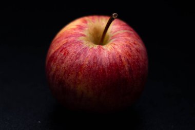 Siyah arka planda bir kırmızı taze elma. Sağlıklı meyve ve kahvaltı