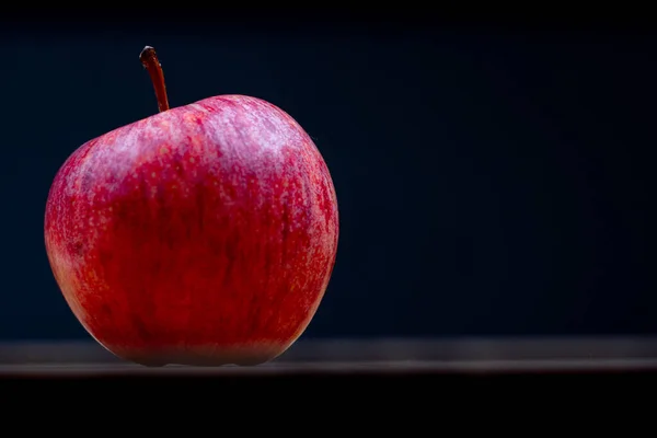 One Red Fresh Apple Black Background Healthy Fruit Breakfast — Stock Photo, Image