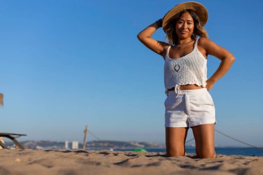 Güzel Vietnamlı kadın sahilde tek başına oynuyor ve dinleniyor. Portekiz 'de lüks bir tatil köyünde tek başına seyahat eden Asyalı bir kadın. Kadınların yaşam tarzı özgürlük kavramı