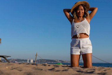 Güzel Vietnamlı kadın sahilde tek başına oynuyor ve dinleniyor. Portekiz 'de lüks bir tatil köyünde tek başına seyahat eden Asyalı bir kadın. Kadınların yaşam tarzı özgürlük kavramı