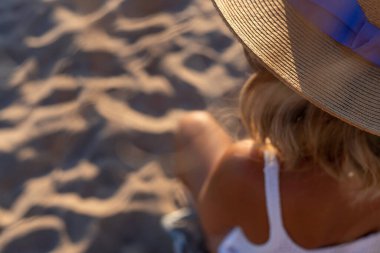 Güzel Vietnamlı kadın sahilde tek başına oynuyor ve dinleniyor. Portekiz 'de lüks bir tatil köyünde tek başına seyahat eden Asyalı bir kadın. Kadınların yaşam tarzı özgürlük kavramı