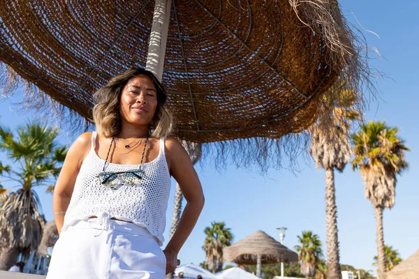 Закріпіть Портрет Молодої Азіатки Яка Відпочиває Пляжі Лісабоні Португалія Красива — стокове фото