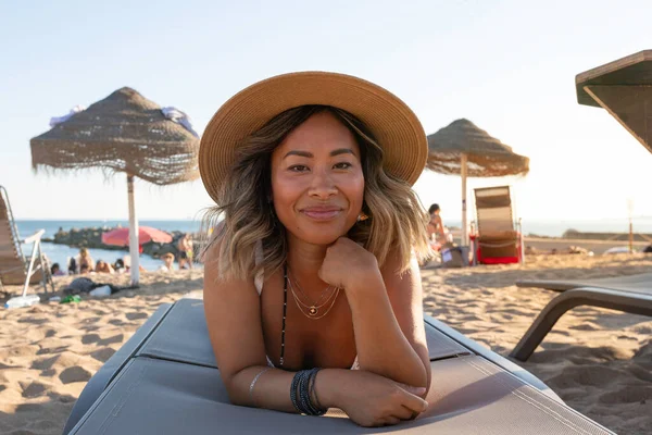 Лісабоні Португалія Красива Єтнамська Жінка Відпочиває Пляжному Ліжку Обличчям Атлантичного — стокове фото