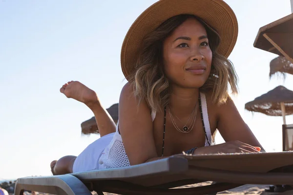 Linda Mulher Asiática Vietnamita Relaxante Cama Praia Frente Para Oceano — Fotografia de Stock