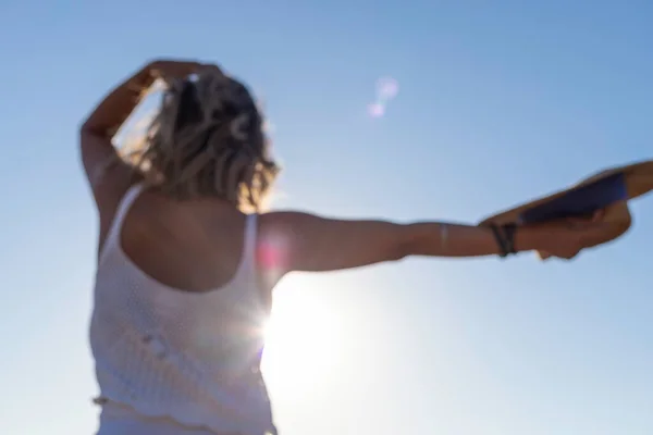 Güzel Bir Asyalı Kadının Gün Batımında Plajda Bir Sombrero Ile — Stok fotoğraf