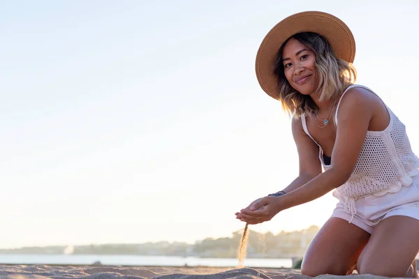 Mulher Asiática Bonita Brincando Praia Com Areia Hippie Hipster Menina — Fotografia de Stock