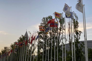 Parque das Naes, Portekiz 'in başkenti Lizbon' da bir şehirdir. Lizbon 'daki ünlü Uluslar Parkı' nda rüzgarda dalgalanan tüm bayraklar. 