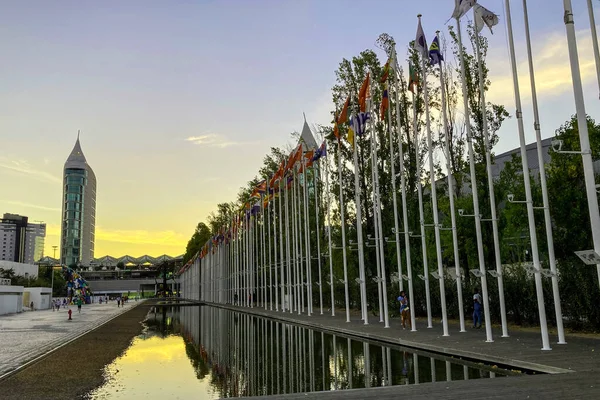 Parque das Naes, Portekiz 'in başkenti Lizbon' da bir şehirdir. Lizbon 'daki ünlü Uluslar Parkı' nda rüzgarda dalgalanan tüm bayraklar. 