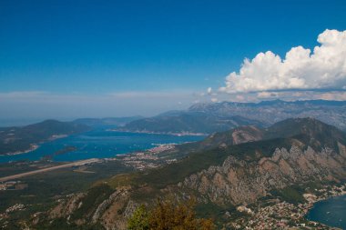Yükseklerden Kotor Körfezi. Lovcen Dağı 'ndan koyun manzarası. Lovcen Dağı 'ndaki gözlem platformundan aşağı bak. Karadağ 'da dağlar ve körfez. Eski Kotor kasabasının yakınındaki yolcu gemisi..