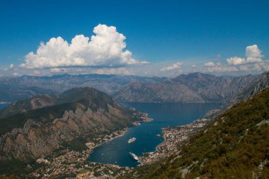 Yükseklerden Kotor Körfezi. Lovcen Dağı 'ndan koyun manzarası. Lovcen Dağı 'ndaki gözlem platformundan aşağı bak. Karadağ 'da dağlar ve körfez. Eski Kotor kasabasının yakınındaki yolcu gemisi..