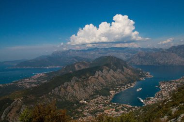 Yükseklerden Kotor Körfezi. Lovcen Dağı 'ndan koyun manzarası. Lovcen Dağı 'ndaki gözlem platformundan aşağı bak. Karadağ 'da dağlar ve körfez. Eski Kotor kasabasının yakınındaki yolcu gemisi..