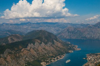 Yükseklerden Kotor Körfezi. Lovcen Dağı 'ndan koyun manzarası. Lovcen Dağı 'ndaki gözlem platformundan aşağı bak. Karadağ 'da dağlar ve körfez. Eski Kotor kasabasının yakınındaki yolcu gemisi..
