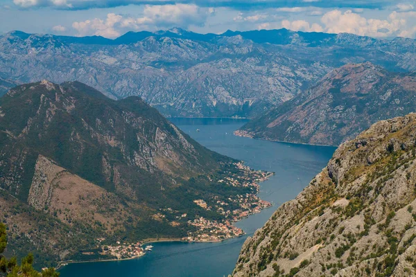 Yükseklerden Kotor Körfezi. Lovcen Dağı 'ndan koyun manzarası. Lovcen Dağı 'ndaki gözlem platformundan aşağı bak. Karadağ 'da dağlar ve körfez. Eski Kotor kasabasının yakınındaki yolcu gemisi..