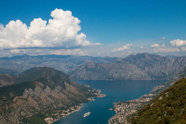 Yükseklerden Kotor Körfezi. Lovcen Dağı 'ndan koyun manzarası. Lovcen Dağı 'ndaki gözlem platformundan aşağı bak. Karadağ 'da dağlar ve körfez. Eski Kotor kasabasının yakınındaki yolcu gemisi..