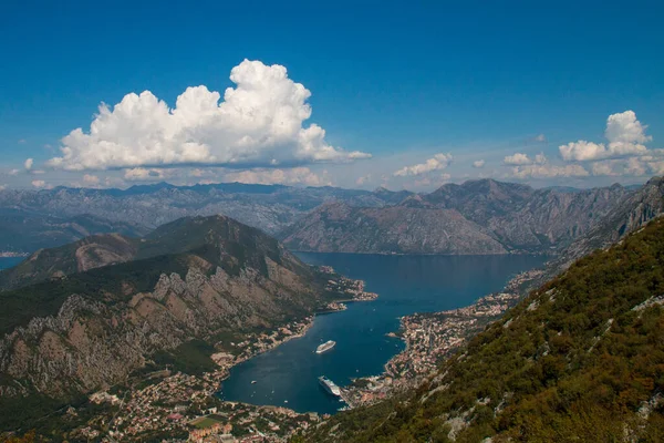 Yükseklerden Kotor Körfezi. Lovcen Dağı 'ndan koyun manzarası. Lovcen Dağı 'ndaki gözlem platformundan aşağı bak. Karadağ 'da dağlar ve körfez. Eski Kotor kasabasının yakınındaki yolcu gemisi..