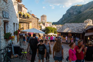 Bosna Hersek 'in tarihi kenti Mostar' ın şehir merkezi, Ortodoks antik mimarisi. Şehrin tarihi merkezindeki insanlar ve bazı pazar yerleri