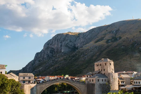 Pemandangan Indah Kota Mostar Dengan Jembatan Tua Masjid Dan Bangunan — Stok Foto