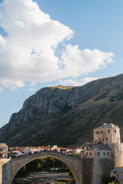 Piękny Widok Miasto Mostar Starym Mostem Meczetem Starożytnych Budynków Rzece — Zdjęcie stockowe