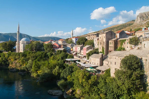 Bosna-Hersek 'teki Neretva nehri üzerindeki eski köprü, cami ve antik binalarla Mostar şehrinin güzel manzarası. Popüler turizm merkezi