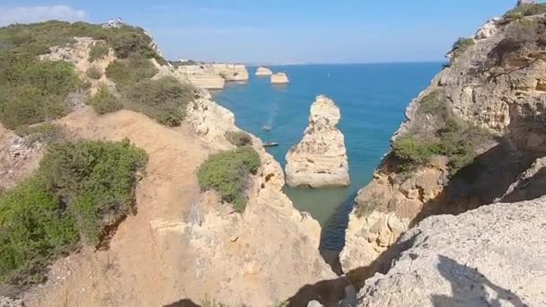 Беспилотник Воздуха Наблюдает Скалами Скалами Южном Регионе Португалии Алгарве Одно — стоковое видео
