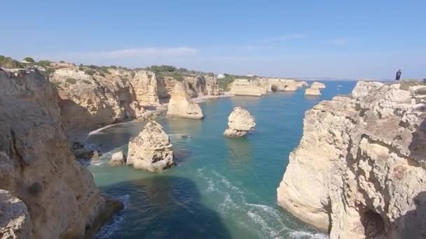 ポルトガル南部の岩や崖の美しいドローンの空中ビュー アルガルヴェは 彼の青い海と素晴らしい風景とポルトガルで最も観光と景勝地の一つです — ストック動画