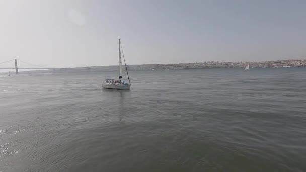 Повітряний Вид Невеликий Туристичний Поромний Човен Пливе Річці Тагус Центрі — стокове відео