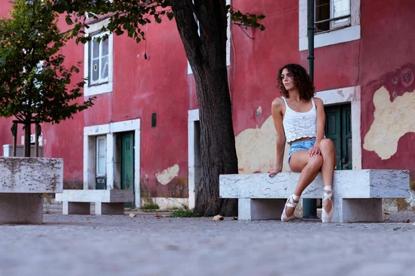 在葡萄牙里斯本 年轻的芭蕾舞演员在城市的风景中表演 迷人的年轻女子在葡萄牙街头跳着当代芭蕾舞 妇女生活方式概念 — 图库照片
