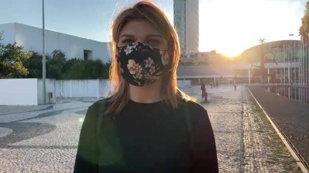 Πλάνα Αργής Κίνησης Μιας Νεαρής Όμορφης Γυναίκας Που Φοράει Μάσκα — Αρχείο Βίντεο