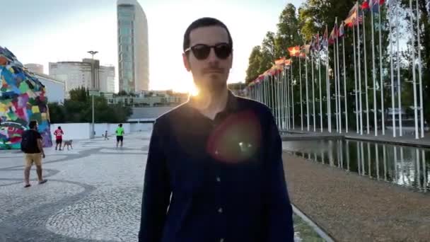 Filmaufnahmen Eines Gutaussehenden Mannes Mit Gesichtsmaske Und Elegantem Dunklen Hemd — Stockvideo