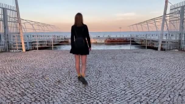 Замедленных Съёмок Молодой Красивой Женщины Маске Против Вспышки Ковид Лиссабоне — стоковое видео