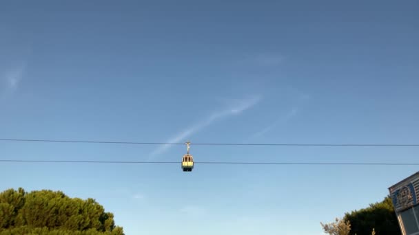 Gün Batımında Lizbon Daki Tagus Nehri Üzerinde Uçan Turistik Teleferiğin — Stok video