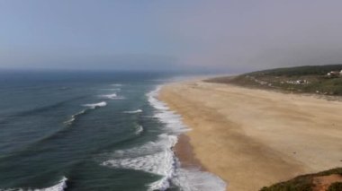 Portekiz 'in güney bölgesindeki kayaların ve uçurumların güzel insansız hava aracı görüntüsü. Algarve, mavi okyanusu ve muhteşem manzaralarıyla Portekiz 'in en turistik ve manzaralı yerlerinden biridir..