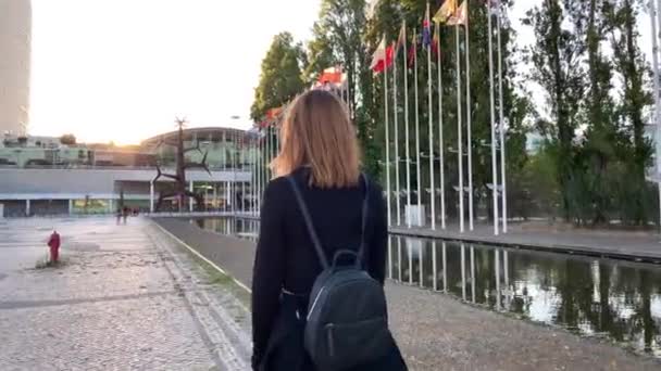 Zeitlupenaufnahmen Einer Jungen Schönen Frau Mit Gesichtsmaske Gegen Den Covid — Stockvideo