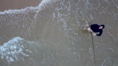 Costa de Caparica üzerindeki havadan kumsal manzarası. İnsansız hava aracı tarafından çekilen güzel manzara. Gün batımında Lizbon yakınlarındaki Portekiz sahili. Okyanus Görünümü.