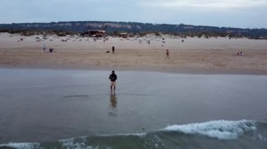 Costa de Caparica üzerindeki havadan kumsal manzarası. İnsansız hava aracı tarafından çekilen güzel manzara. Gün batımında Lizbon yakınlarındaki Portekiz sahili. Okyanus Görünümü.