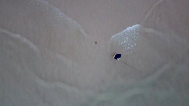 Costa de Caparica üzerindeki havadan kumsal manzarası. İnsansız hava aracı tarafından çekilen güzel manzara. Gün batımında Lizbon yakınlarındaki Portekiz sahili. Okyanus Görünümü.