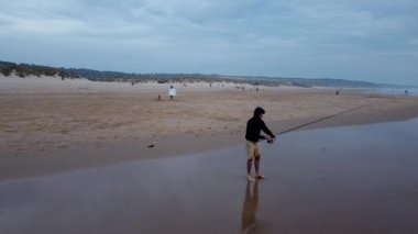 Costa de Caparica üzerindeki havadan kumsal manzarası. İnsansız hava aracı tarafından çekilen güzel manzara. Gün batımında Lizbon yakınlarındaki Portekiz sahili. Okyanus Görünümü.