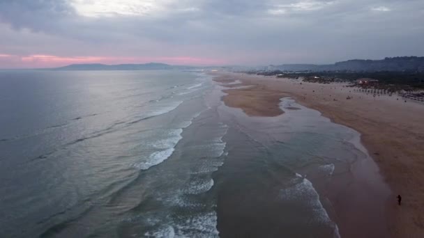 科斯塔 卡帕里卡上空的空中海滩景观 美丽的风景被无人机拍摄 日落时在里斯本附近的葡萄牙海滩 海洋景观 — 图库视频影像