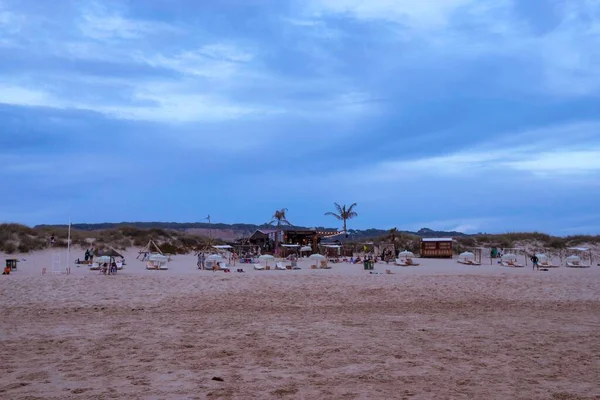 Дехто Відпочиває Прекрасному Пляжі Капаріці Центрі Лісабона Португалія Підліток Під — стокове фото