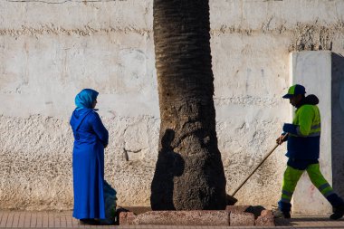 Casablanca, Fas: 09 / 07 / 2019: Güneşli bir günde Kazablanka şehir merkezinde başı örtülü bir Müslüman kadının portresi. Doğu pazarının caddelerinden geçen kadın.