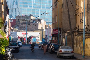 Casablanca, Fas: 09 / 07 / 2019: Bir yaz gününde Fas, Kazablanka şehir merkezinde trafik. Sokaklar kalabalık ve araba dolu..
