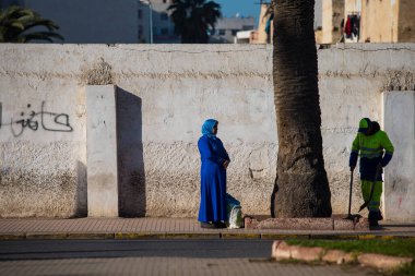 Casablanca, Fas: 09 / 07 / 2019: Güneşli bir günde Kazablanka şehir merkezinde başı örtülü bir Müslüman kadının portresi. Doğu pazarının caddelerinden geçen kadın.