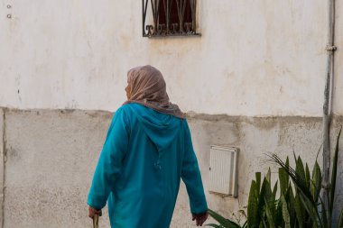 Casablanca, Fas: 09 / 07 / 2019: Güneşli bir günde Kazablanka şehir merkezinde başı örtülü bir Müslüman kadının portresi. Doğu pazarının caddelerinden geçen kadın.