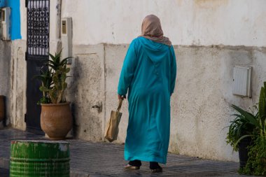 Casablanca, Fas: 09 / 07 / 2019: Güneşli bir günde Kazablanka şehir merkezinde başı örtülü bir Müslüman kadının portresi. Doğu pazarının caddelerinden geçen kadın.
