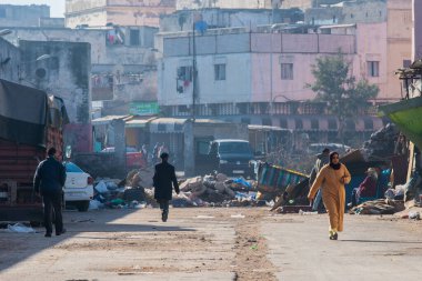 Casablanca, Fas: 09 / 10 / 2019: Fas şehir merkezindeki ana caddeden biri. Sokaklar kalabalık, insanlarla ve sokak pazarlarıyla dolu. Güneşli bir günde Kazablanka 'nın merkezindeki insanlar.