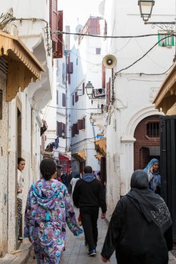 Casablanca, Fas: 09 / 10 / 2019: Fas şehir merkezindeki ana caddeden biri. Sokaklar kalabalık, insanlarla ve sokak pazarlarıyla dolu. Güneşli bir günde Kazablanka 'nın merkezindeki insanlar.