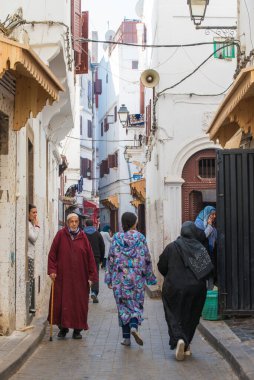 Casablanca, Fas: 09 / 10 / 2019: Fas şehir merkezindeki ana caddeden biri. Sokaklar kalabalık, insanlarla ve sokak pazarlarıyla dolu. Güneşli bir günde Kazablanka 'nın merkezindeki insanlar.