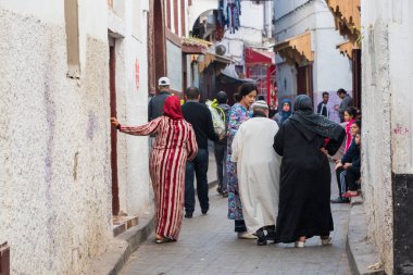 Casablanca, Fas: 09 / 10 / 2019: Fas şehir merkezindeki ana caddeden biri. Sokaklar kalabalık, insanlarla ve sokak pazarlarıyla dolu. Güneşli bir günde Kazablanka 'nın merkezindeki insanlar.