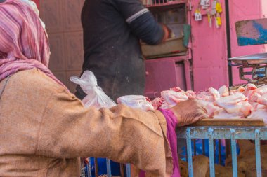 Casablanca, Fas: 09 / 10 / 2019: Fas şehir merkezindeki ana caddeden biri. Sokaklar kalabalık, insanlarla ve sokak pazarlarıyla dolu. Güneşli bir günde Kazablanka 'nın merkezindeki insanlar.